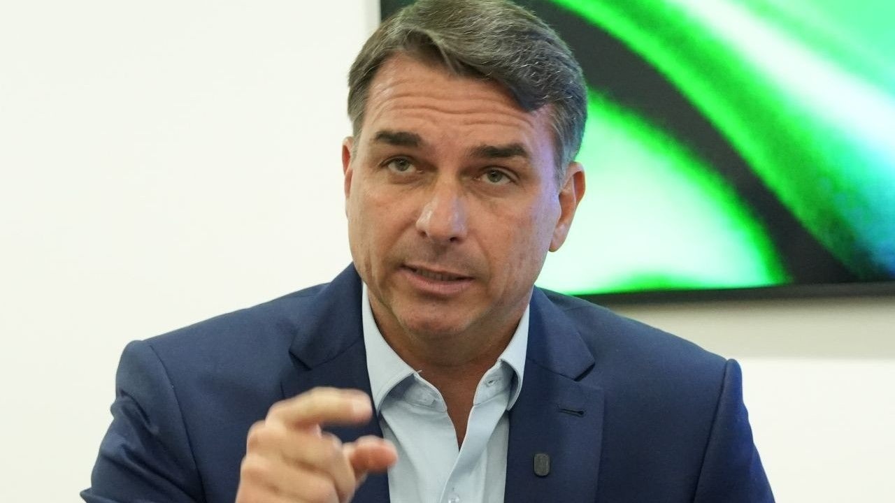 Flávio vai visitar Jair Bolsonaro nesta terça-feira (13)