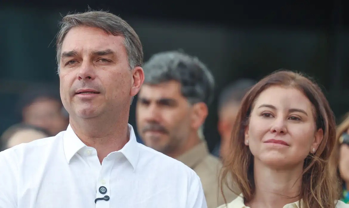 Após PT confirmar Lula em debate da Band, Flávio diz que não vai participar