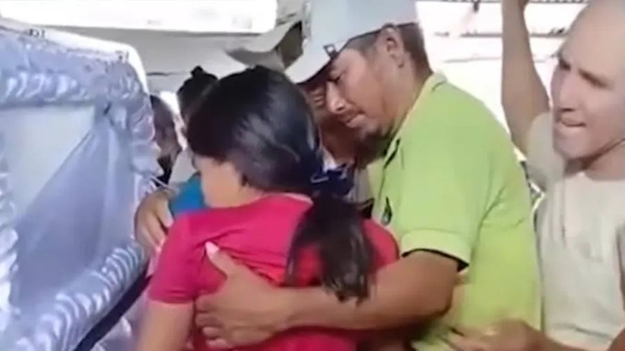VÍDEO: Adolescente acorda dentro do caixão durante o próprio velório