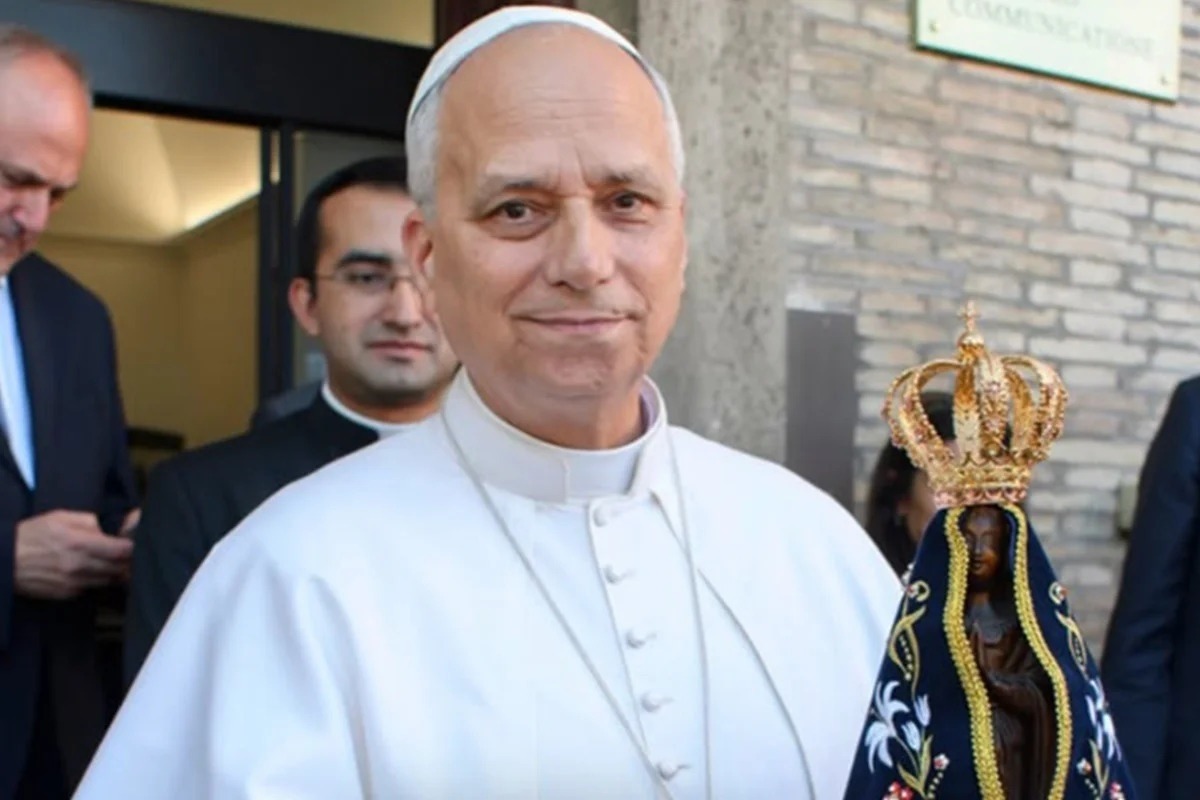 Papa Leão XIV volta a caminhar após cirurgia contra câncer no pulmão