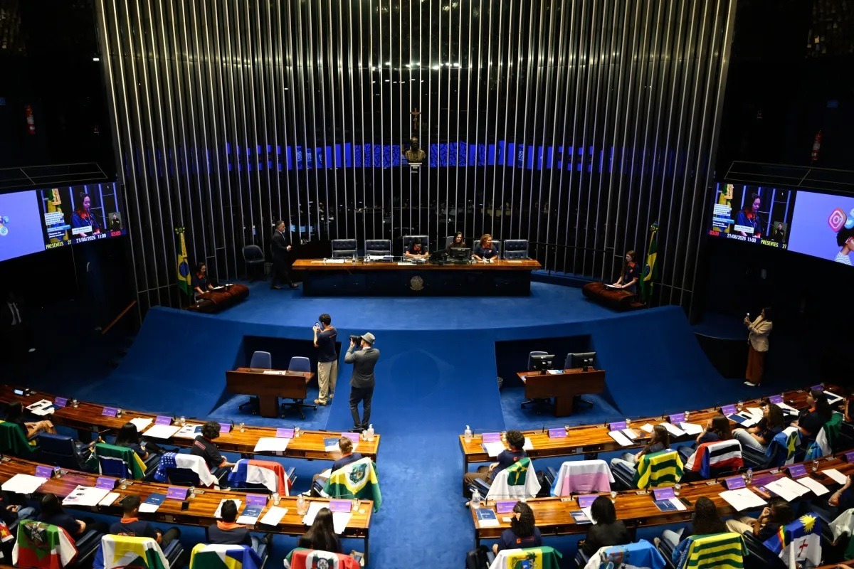 Senado abre votação da PEC que prevê o fim da escala 6x1