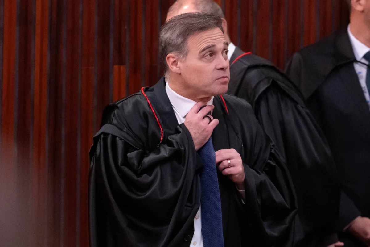 Mendonça dá 3 horas para Janones apagar vídeo contra Flávio Bolsonaro