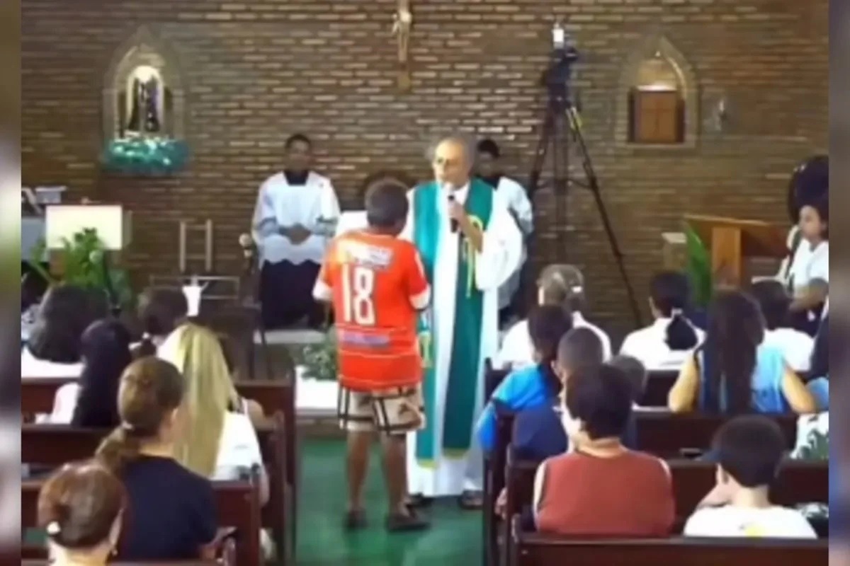 Bêbado interrompe missa e reação acolhedora de padre surpreende fiéis