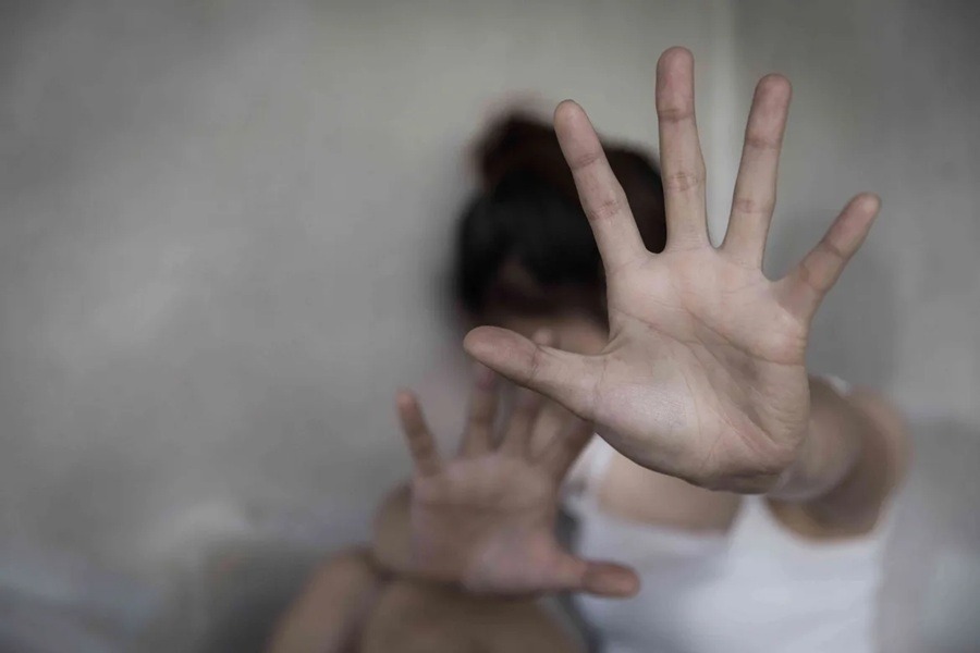 Justiça do RN proíbe mãe de se aproximar de filha de 12 anos após relatos de agressão