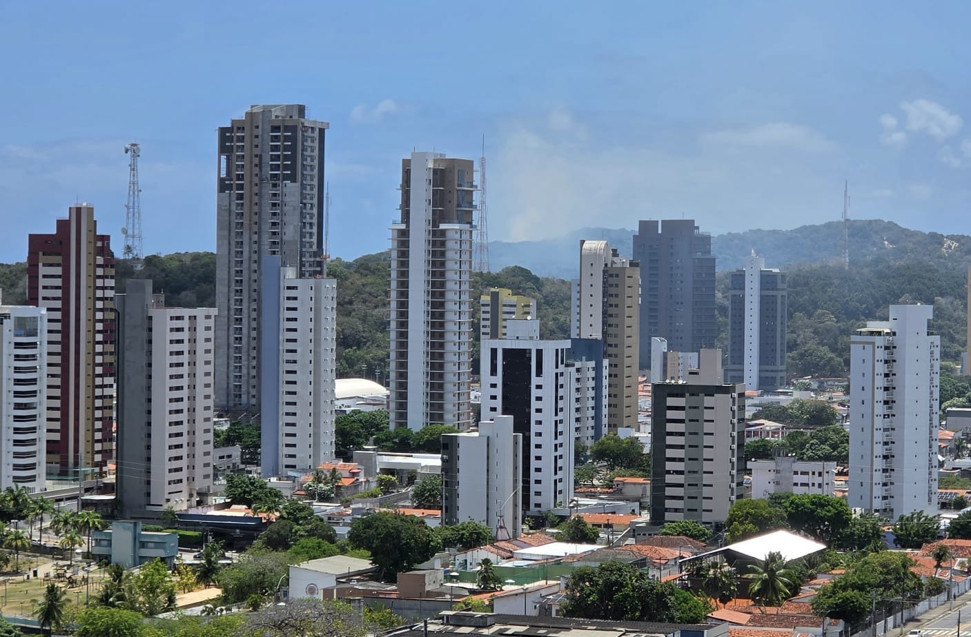 Vídeo mostra queimada em área de mata em Mãe Luiza; ASSISTA