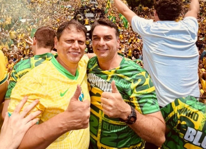 [VÍDEO] “O Brasil está unido pela mudança!”, diz Flávio Bolsonaro ao compartilhar imagens de multidão reunida no Farol da Barra,...