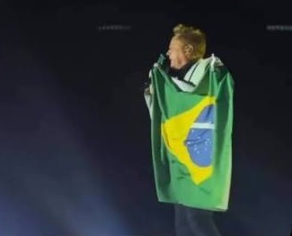 [VÍDEO] Leonardo sobe o tom em show, defende Flávio Bolsonaro e diapara: "Não pode ficar em cima do muro"