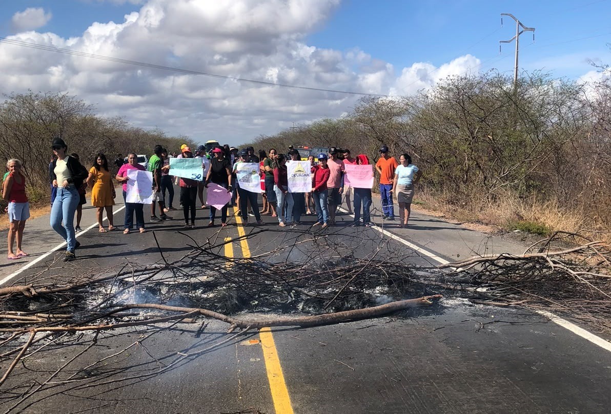 VÍDEO: Moradores bloqueiam BR-110 com fogo para cobrar redutores de velocidade no interior do RN