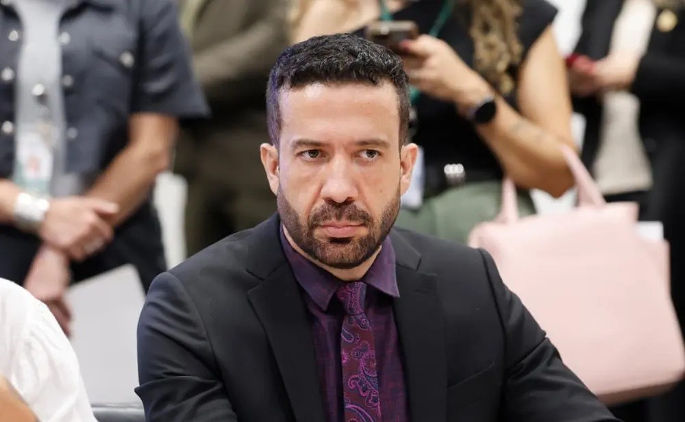 André Janones é internado na UTI após arritmia cardíaca depois do debate