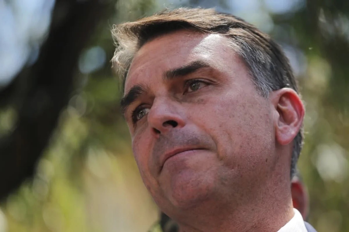 Flávio Bolsonaro nega fim do Bolsa Família e acusa Lula de fake news