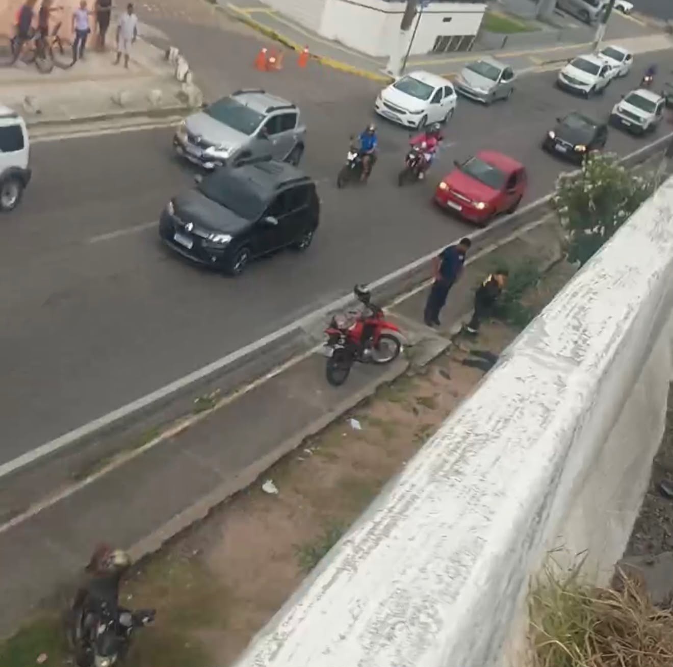 VÍDEO: Motociclista cai de viaduto na marginal da BR-101 durante obras no asfalto em Natal