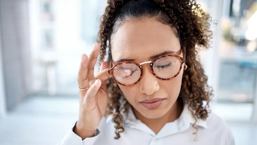 O perigo da coceira: hábito de esfregar os olhos pode deformar a sua córnea