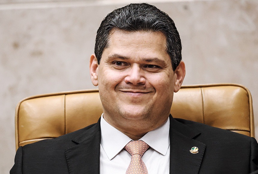 Alcolumbre é acusado de usar gabinetes e apartamentos funcionais para buscar apoio à reeleição