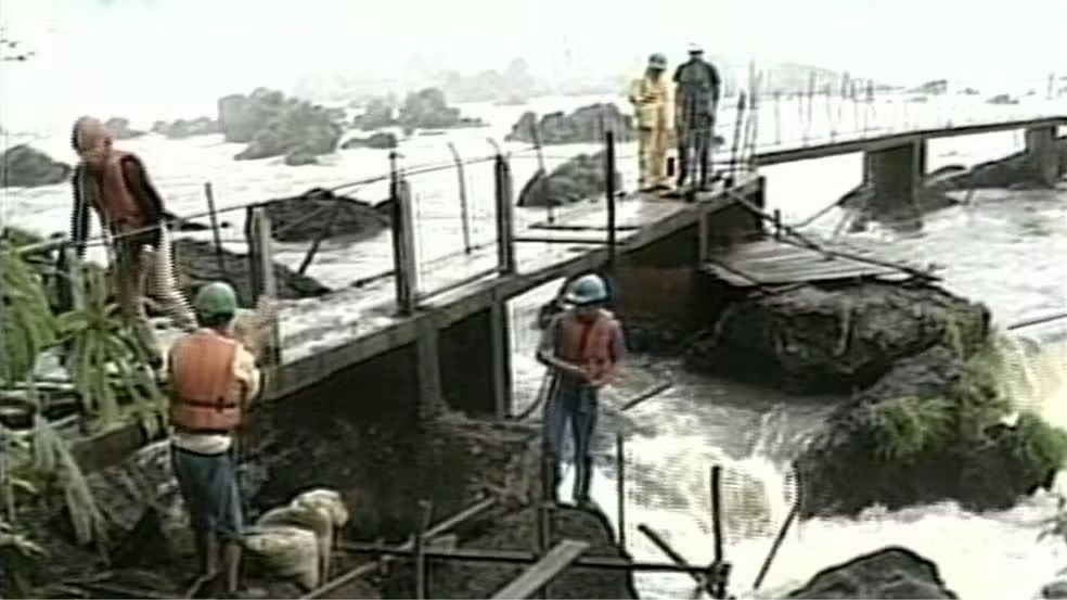 Construída há mais de 30 anos, passarela das Cataratas do Iguaçu resistiu a 46 milhões de litros de água por...