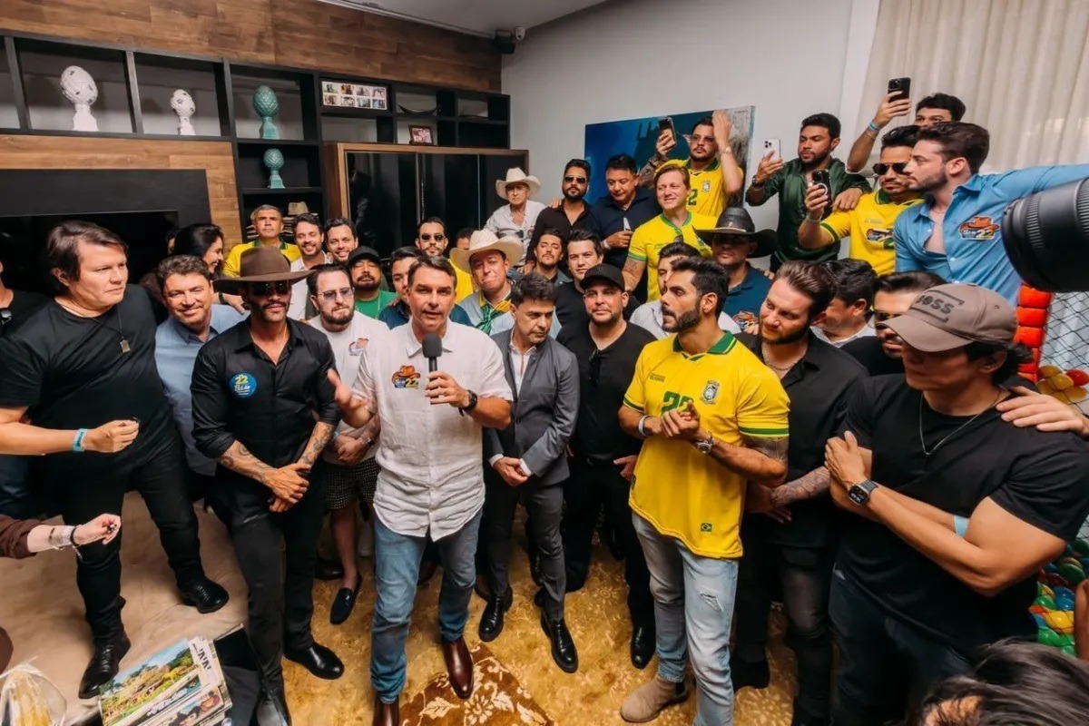 VÍDEO: Flávio recebe apoio de mais de 30 grandes nomes do sertanejo e diz que vai arrumar o país