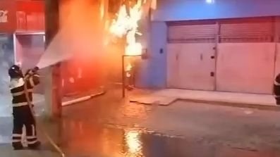 Incêndio atinge restaurante e danifica estrutura de loja vizinha na zona Norte de Natal
