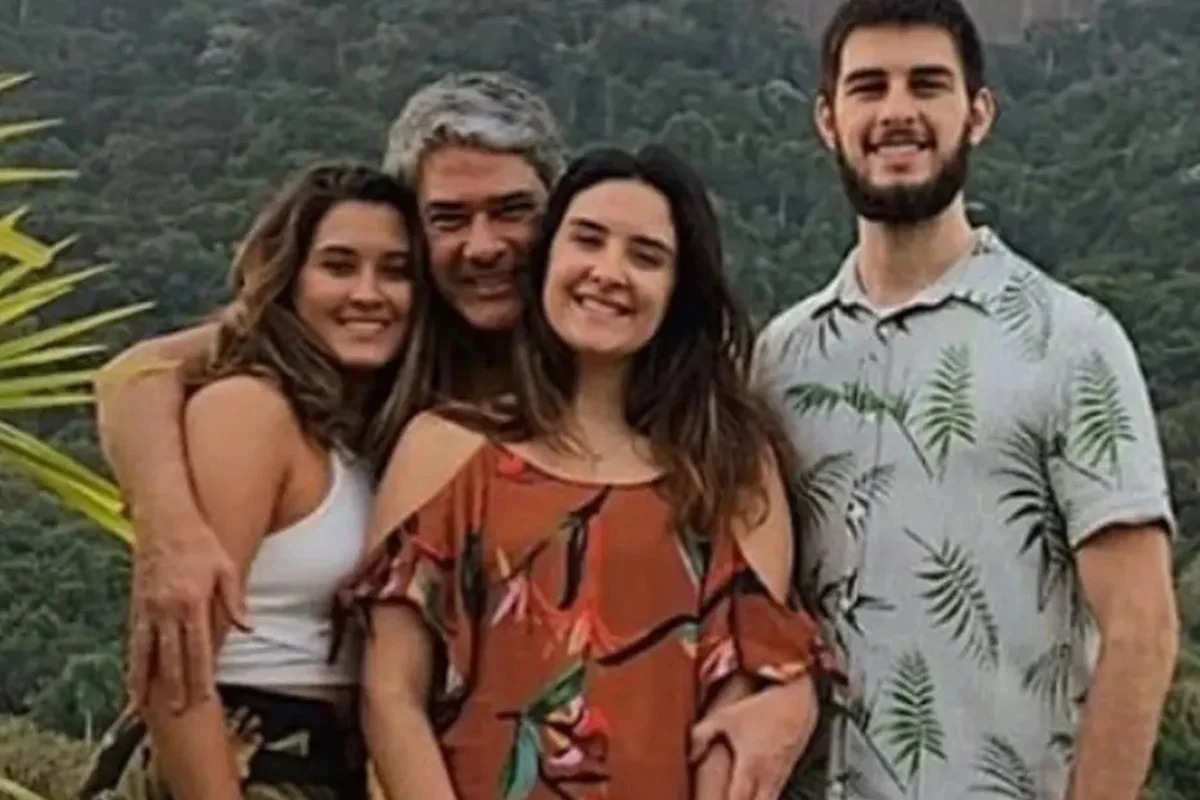 William Bonner faz tatuagem em homenagem aos filhos trigêmeos; veja