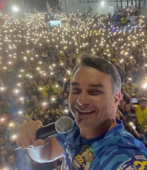 [VÍDEO] Flávio fala que vai “aposentar” Lula e manda recado à comunidade LGBTQIA+: “Vocês são sempre muito bem-vindos”