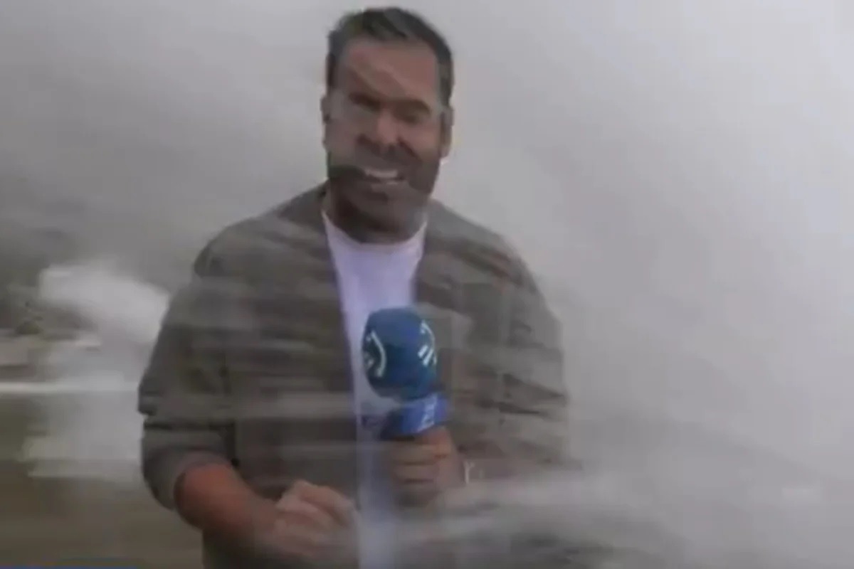 [VÍDEO] Onda gigante atinge repórter e cinegrafista durante reportagem
