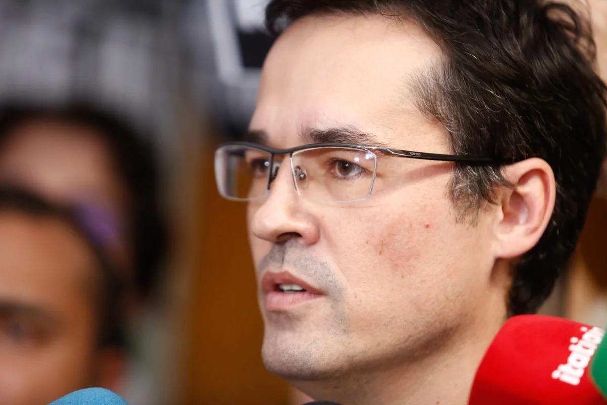 Deltan diz que “calhamaço” entregue ao TSE não tem dados de Lula: “Fraude”