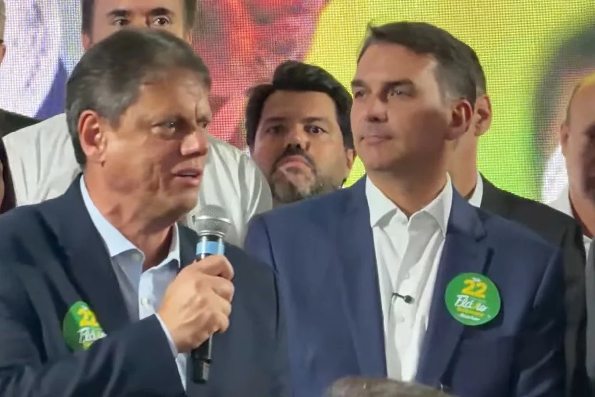 Treino de Flávio para debate da Globo teve Tarcísio interpretando Lula