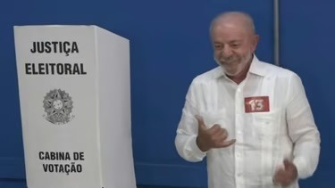 Lula vota no ABC Paulista e exalta mobilização "inexplicável" nas ruas