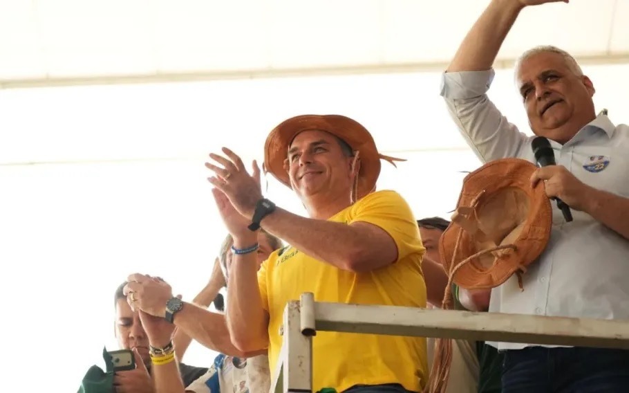 Flávio Bolsonaro vence em 7 de 11 países e larga na frente no exterior