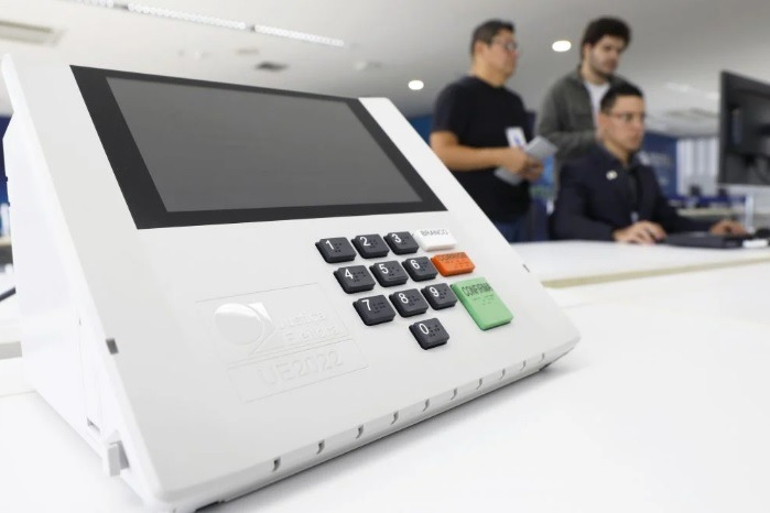 TSE registra troca de 900 urnas eletrônicas até o meio-dia deste domingo (25)