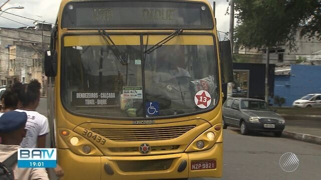 [VÍDEO] Ônibus retidos em Salvador estavam adesivados irregularmente com número do PT e de Lula