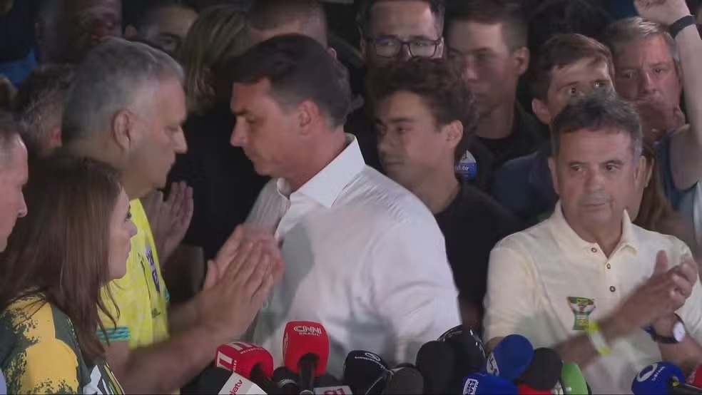 VÍDEO: Flávio contesta processo eleitoral, diz que não desistirá do Brasil e cogita pedir anulação do resultado