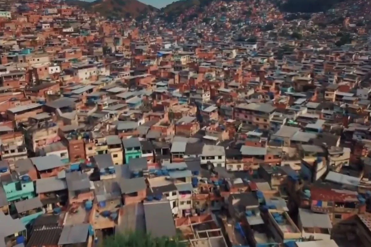 Criança é atingida por tiro durante comemoração em favela
