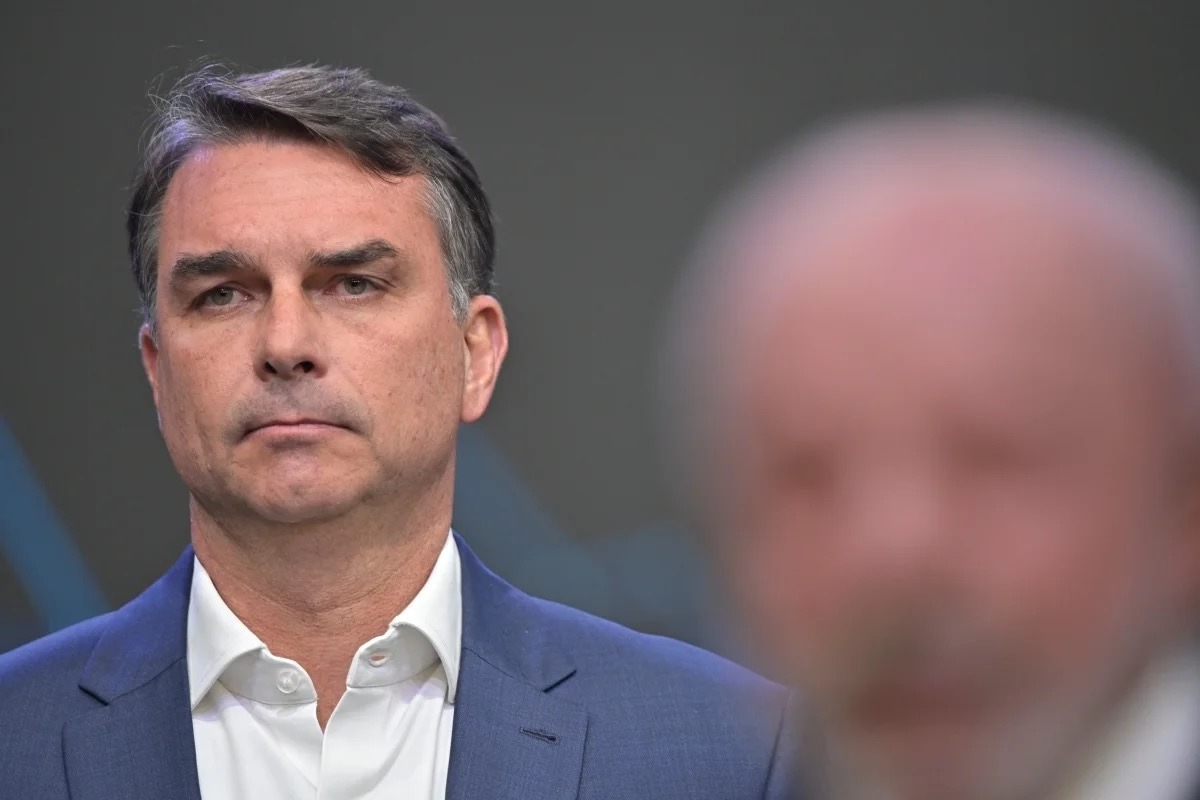 Flávio é orientado a virar líder da oposição e a cobrar espaços no PL