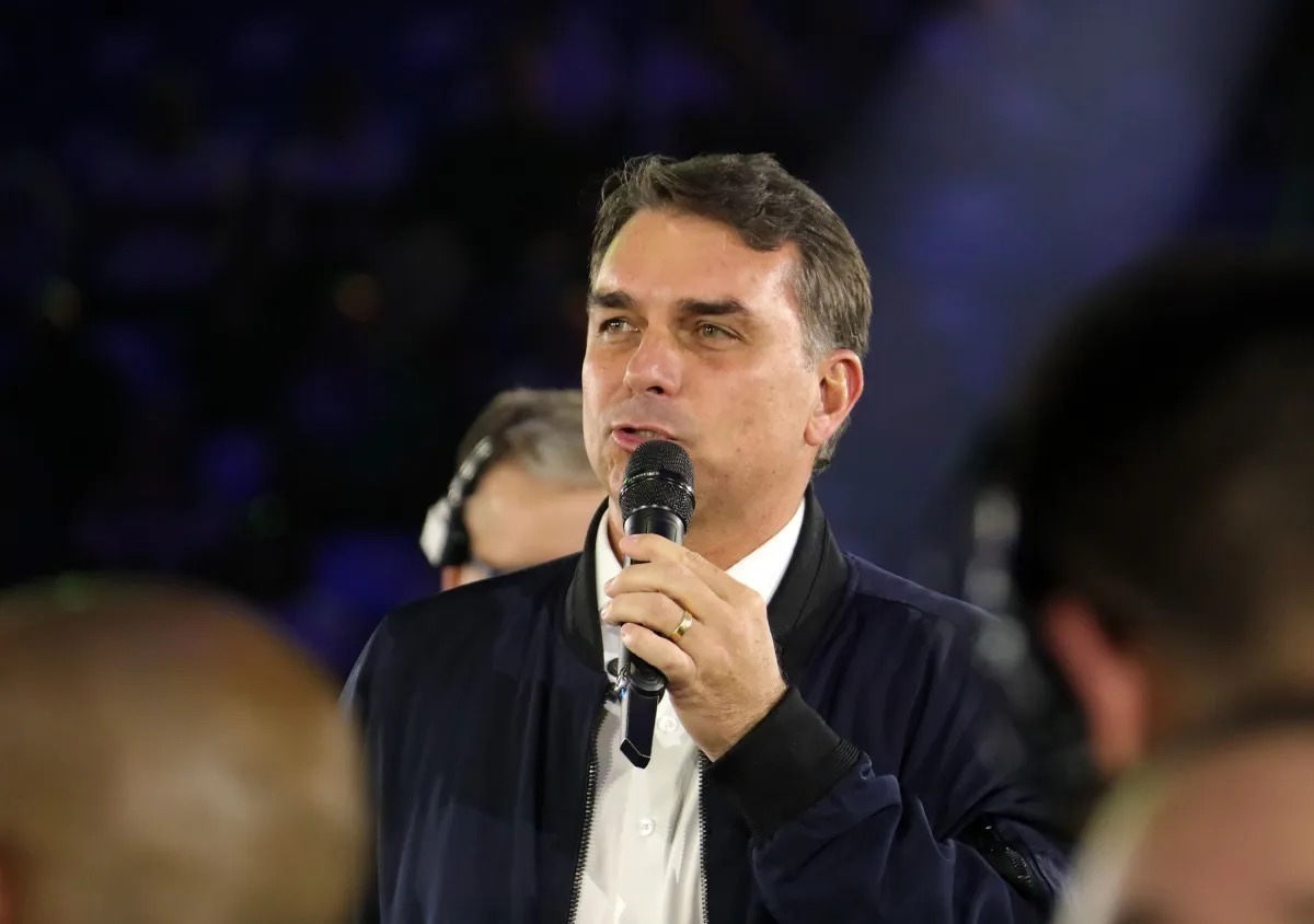 [VÍDEO] Flávio diz que PF exigiu seus passaportes após visita a Bolsonaro