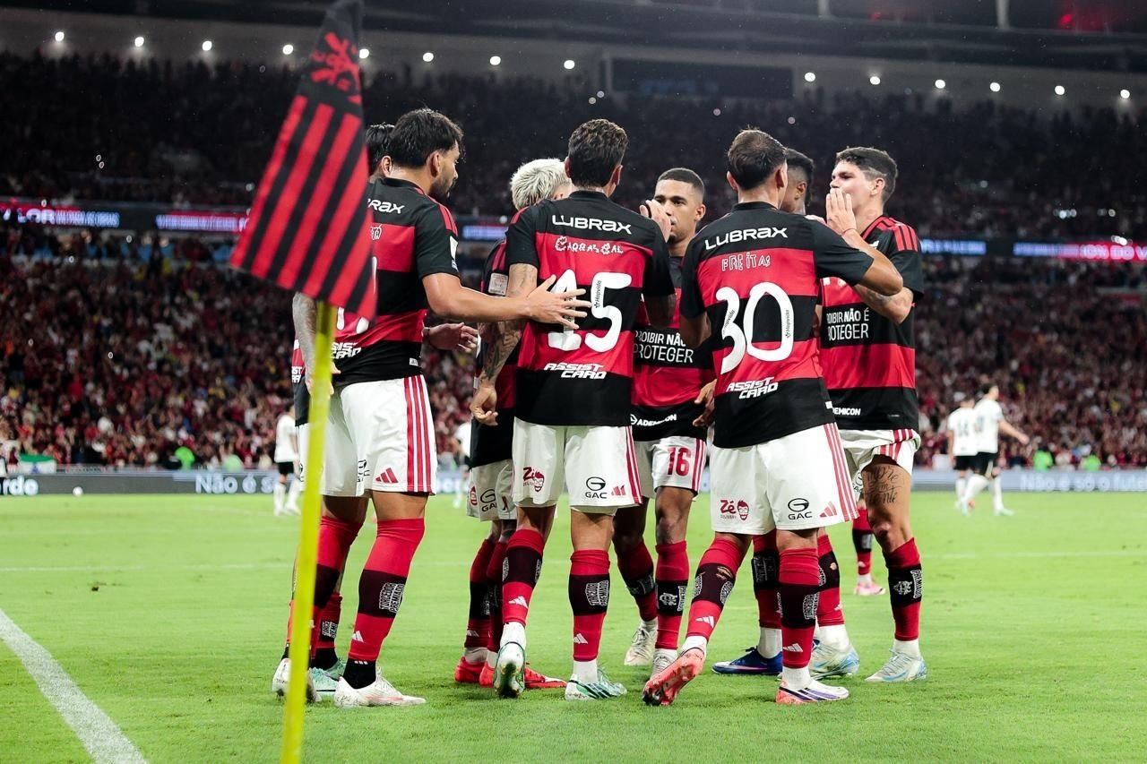 Flamengo marca de pênalti no último lance, bate o Atlético-MG e mantém liderança do Brasileirão; veja lances