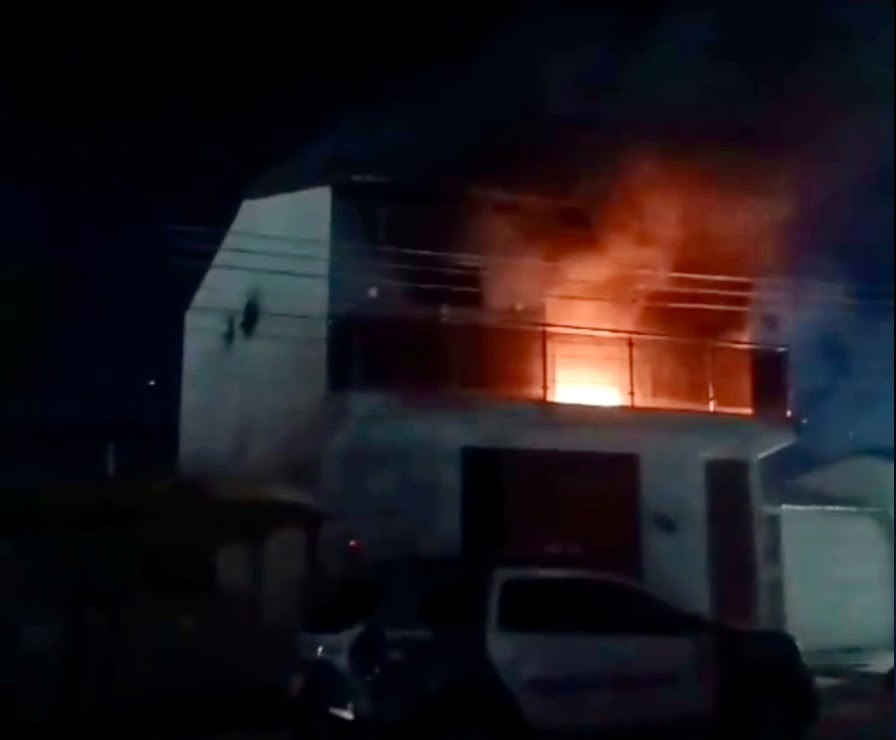 VÍDEO: Residência é incendiada no interior do RN e polícia apura possível ligação com disputa entre facções