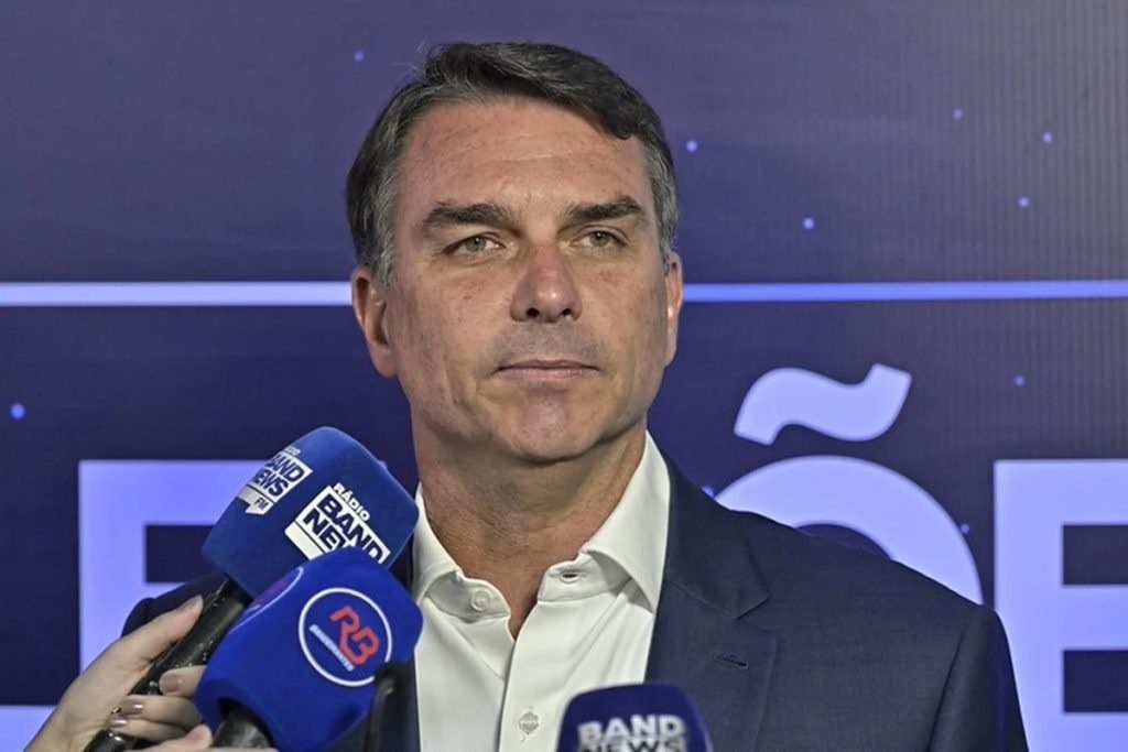 Sites de radar mostram avião que levaria Flávio aos EUA parado na Argentina