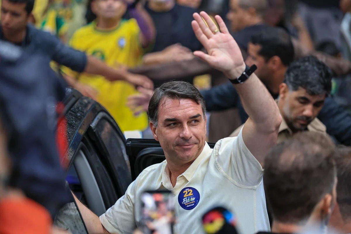 Flávio fugiu com a família para os EUA e pedirá asilo político a Trump