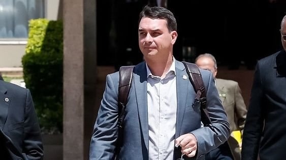 Flávio Bolsonaro atravessou fronteira do Brasil a pé; diz imprensa argentina