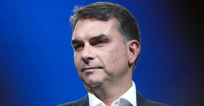 Deputados do PT pedem prisão de Flávio e alerta vermelho da Interpol