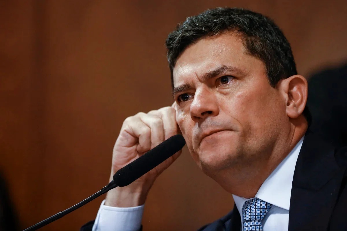 Tomar passaporte de Flávio mostra país “longe da normalidade”, diz Moro