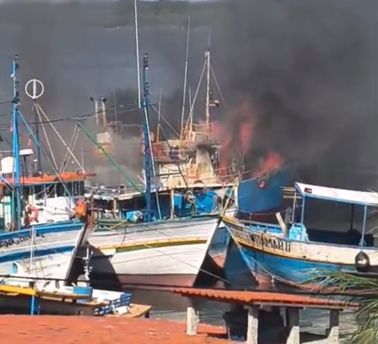 VÍDEO: Barco pega fogo no Rio Potengi