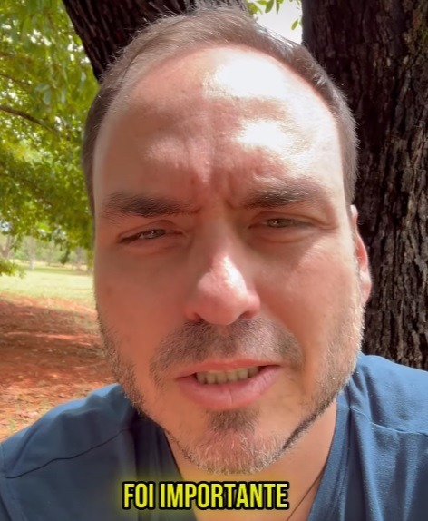 [VÍDEO] Carlos Eduardo se emociona ao visitar o pai e relata: “Desculpa, pai, a gente falhou”