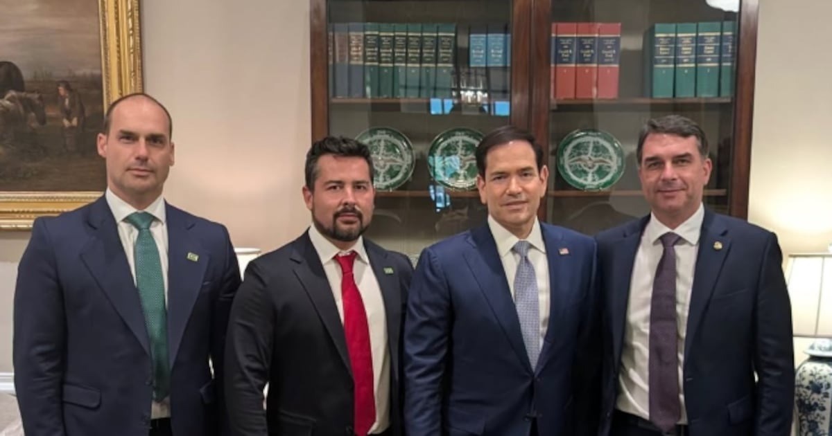 Aliado da família Bolsonaro anuncia coletiva em Miami e diz que Flávio está ‘em segurança’