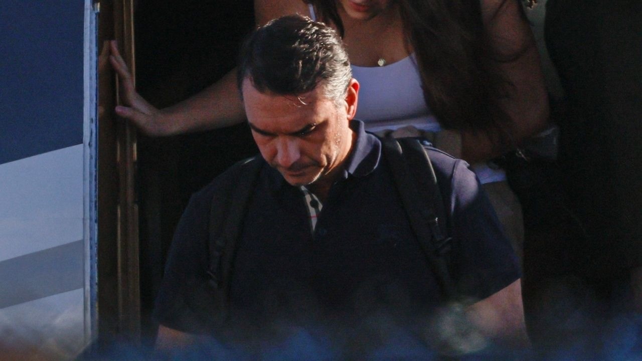 Flávio Bolsonaro se declara “presidente eleito”, alega perseguição e diz que saiu do Brasil para lutar pela democracia