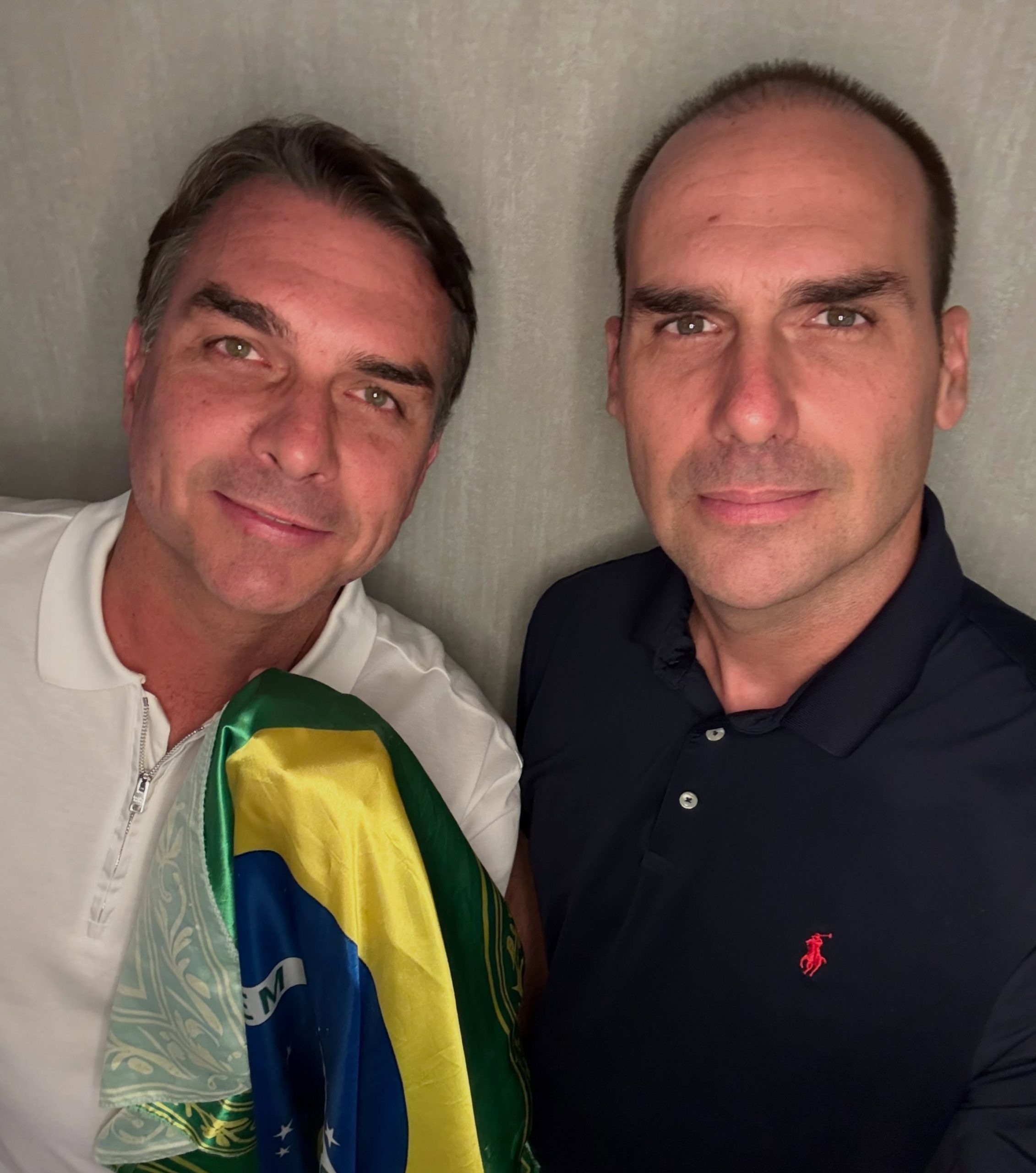 “Não desistiremos do Brasil”, publica Eduardo Bolsonaro após reencontro com Flávio nos EUA