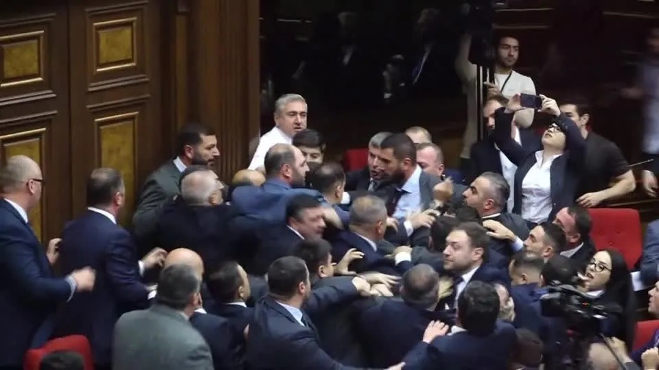[VÍDEO] Socos, chutes e cadeira voando: pancadaria entre deputados suspende sessão 