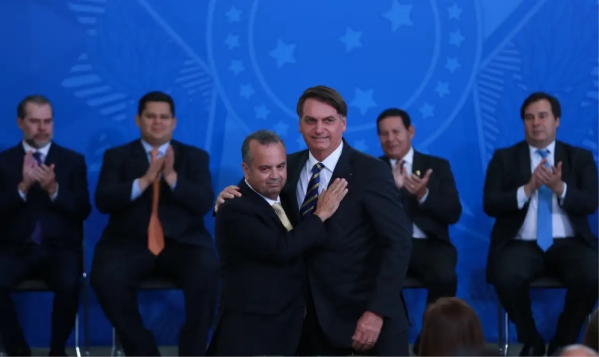Bolsonaro pede a Moraes autorização para receber visita de Rogério Marinho