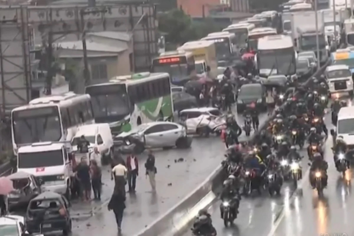 Motorista de ônibus infarta, morre ao dirigir e arrasta 22 veículos