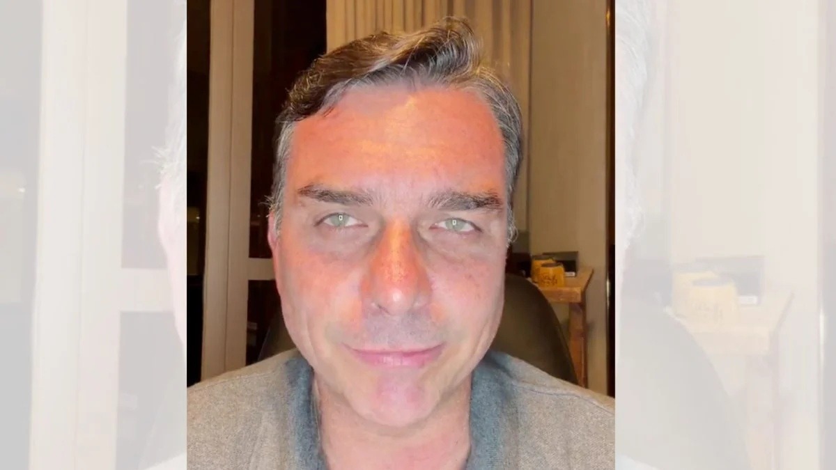 VÍDEO: Dos EUA, Flávio sugere disputar nova eleição presidencial antes de 2030