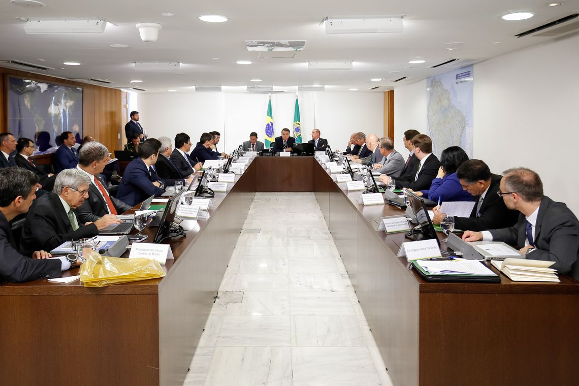 Bolsonaro se reúne com ministros antes de assinar decreto de posse de arma